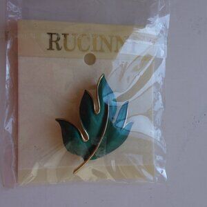 RUCINI BROCCH Leaf Shaped Inside Green Outside Gold Color New